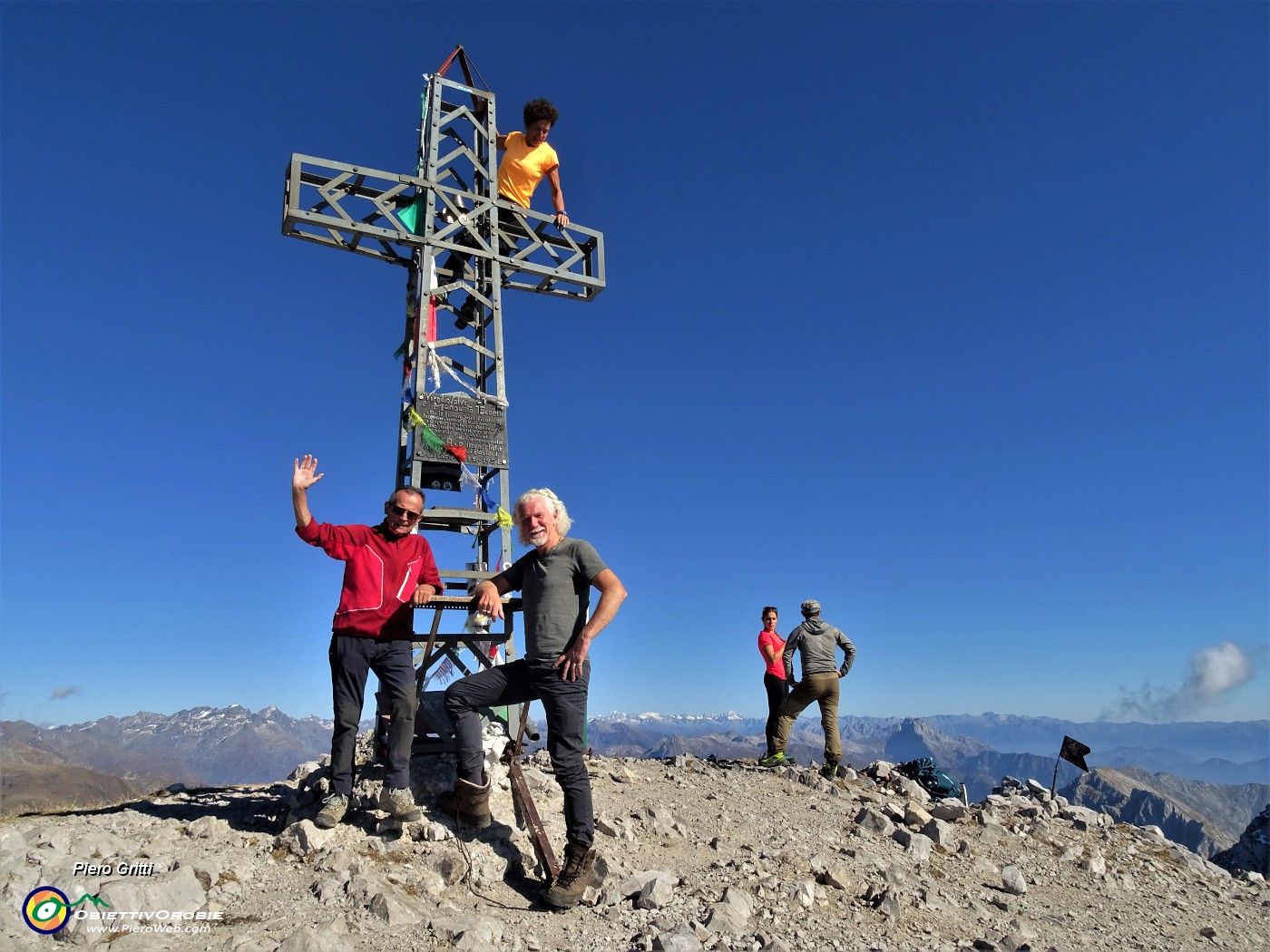 50 Alla croce di vetta del Pizzo Arera (2512 m) con amici di Merate.JPG